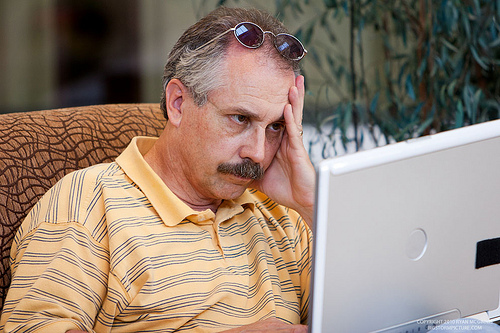 Middelaldrende mann overrasket over at internett virket, selv om startsiden.no var nede